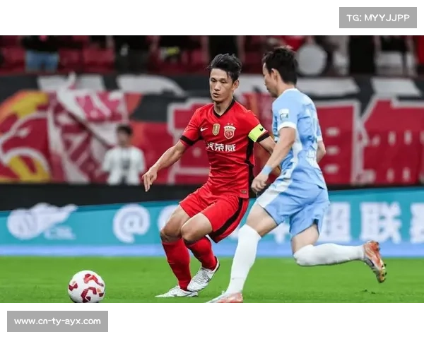 上海海港4-1大胜河南登顶中超积分榜 维塔尔传射助力浦东足球场狂欢