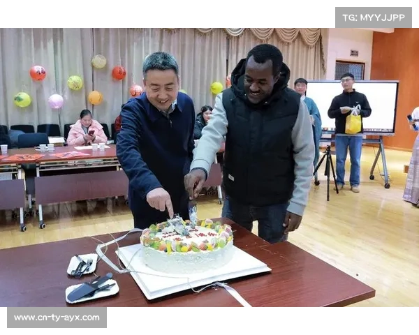 现场响起生日歌，主场球队为年长球迷庆祝90岁生日